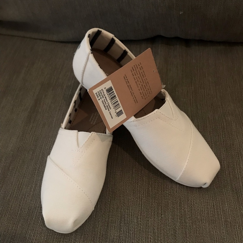 TOMS NWT size 6